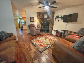 Valley Condo 117 - Creekside - WiFi - Hot Tub - Fireplace - Washer - Dryer - Playground
